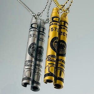 Collana in oro con cannuccia arrotolata da 100 dollari per il caffè