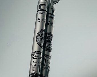 Collar de café con pajita, hecho con un billete de 100 dólares enrollado y hecho de plata.