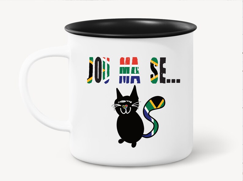 Pu&ograve; includere: Tazza in ceramica bianca con bordo e manico neri. La tazza presenta un gatto nero con una coda a bandiera sudafricana e il testo "Join the..." stampato su di essa.