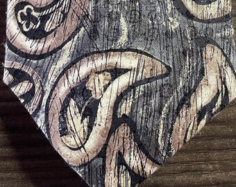 Corbata de seda vintage hecha en Canadá. Estampado paisley brillante en gris y amarillo.