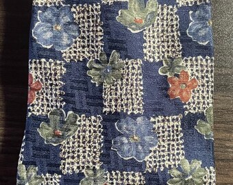 Corbata vintage de seda con estampado floral, hecha en Canadá. Flores brillantes azules y verdes.