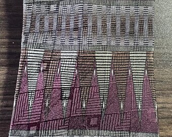 Corbata de seda vintage de Canadá. Diseño geométrico brillante en morado oscuro y verde.