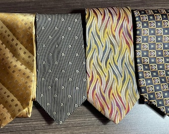 Corbatas de seda vintage de Italia. Amarillas, negras y con ondas brillantes.