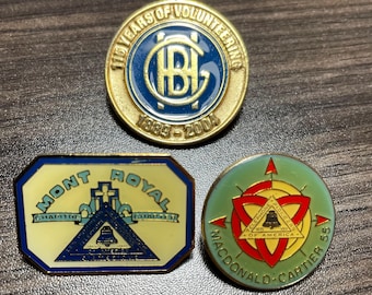 Insignias de voluntarios de Vintage Telephone Pioneers of America y del Hospital General de Brockville