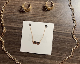 Collar de cadena vintage, pulsera de corazón y pendientes de bisutería.