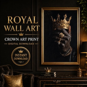 Op de afbeelding: Een ingelijste kunstdruk met een gouden lijst toont een hand versierd met gouden sieraden die een gouden kroon vasthoudt. Het kunstwerk is geplaatst tegen een donkere achtergrond. De tekst "ROYAL WALL ART" en "CROWN ART PRINT - DIGITAL DOWNLOAD" is in goud weergegeven.