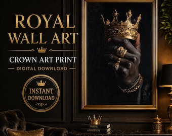 Peut inclure: Une impression d'art encadrée avec un cadre doré présente une main ornée de bijoux en or tenant une couronne en or. L'œuvre est placée sur un fond sombre. Le texte "ROYAL WALL ART" et "CROWN ART PRINT - DIGITAL DOWNLOAD" est affiché en or.