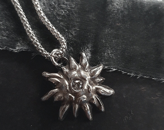 Floral Edelweiss pendant necklace