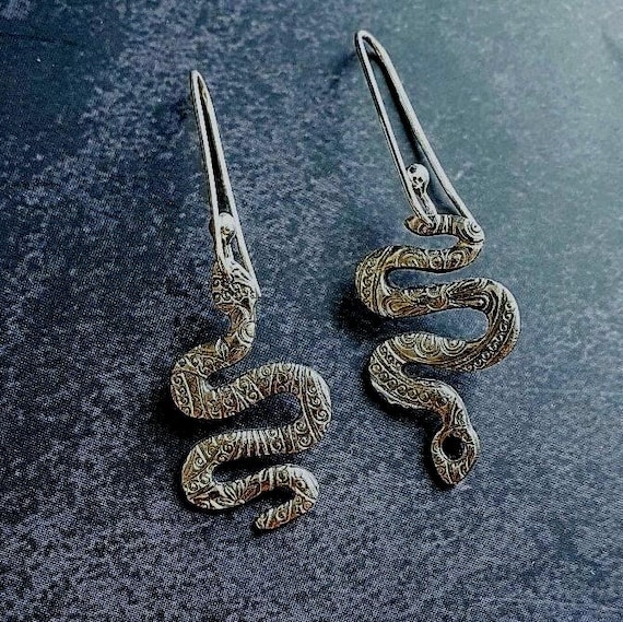 Witchy Snake earrings with Sapphire