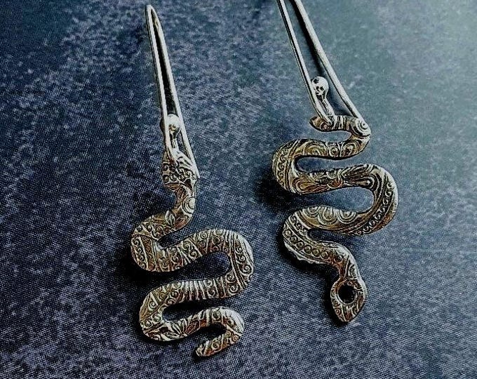 Witchy Snake earrings with Sapphire