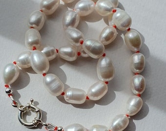 Hand-knottted Pearl necklace