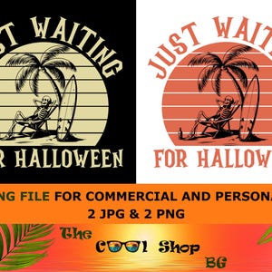 Puede incluir: Diseño gráfico con un esqueleto relajándose en una silla de playa bajo una palmera, con una tabla de surf cerca. El texto dice "Just Waiting For Halloween" en un estilo vintage. Disponible en blanco y negro y naranja y blanco.
