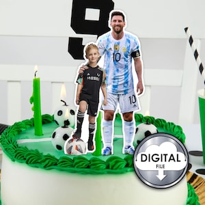 Puede incluir: Un pastel verde y blanco con un diseño de campo de fútbol. Dos figuras de jugadores de fútbol, uno con una camiseta azul y blanca con el número 10, y el otro con una camiseta negra con la palabra "Messi" en ella, están de pie sobre el pastel. El pastel tiene velas verdes y balones de fútbol encima. El texto "ARCHIVO DIGITAL" está en un icono plateado en forma de nube.