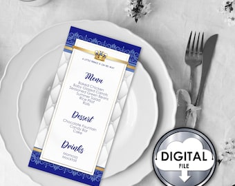 Puede incluir: Un menú imprimible azul y dorado para un baby shower. El menú incluye una lista de comida y bebidas, que incluyen pollo al horno, zanahorias glaseadas para bebés, judías verdes sazonadas, ensalada de verano, arroz pilaf, rollos, fuente de chocolate, barra de dulces, pastel, mimosa y mocktail. El menú está decorado con una corona y el texto "Un pequeño príncipe está en camino."