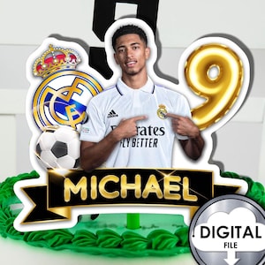 Może przedstawiać: Ozdoba na tort z piłkarzem w białej koszulce z napisem "rates FLY BETTER". Zawiera piłkę nożną, złoty balon z cyfrą 9 i imię "MICHAEL" na czarnym banerze. Obecna jest również ikona pliku cyfrowego.