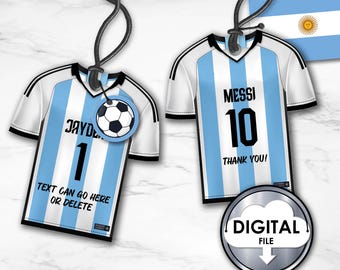 Könnte beinhalten: Zwei druckbare Fußballtrikot-Designs mit dem Text "Messi 10 Danke!" und "Jayden 1 Text kann hier eingefügt oder gelöscht werden". Die Trikots sind blau und weiß mit einem Fußball-Motiv. Die Designs sind für eine digitale Datei.