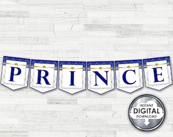 Puede incluir: Una pancarta azul y blanca con la palabra "PRINCE" en letras doradas. La pancarta está decorada con coronas doradas y una cinta dorada. La pancarta es perfecta para un baby shower o una fiesta de cumpleaños.