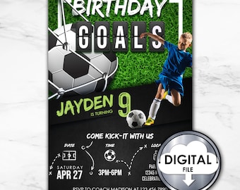 Puede incluir: Una invitación digital para una fiesta de cumpleaños con temática de fútbol. La invitación presenta un balón de fútbol en una portería, un niño pateando un balón de fútbol y el texto "Birthday Goals Jayden 9 is turning". La invitación también incluye la fecha, la hora y la ubicación de la fiesta.