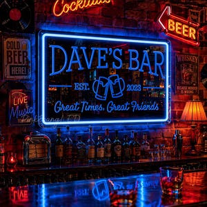 Puede incluir: Un letrero de neón para "Dave's Bar" con letras azules y un borde azul, sobre una pared de ladrillos. El letrero incluye el nombre del establecimiento, el año 2023 y la frase "Great Times, Great Friends."