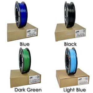 Peut inclure: Quatre bobines de filament PLA de 1,75 mm pour l'impression 3D. Les couleurs sont bleu, noir, vert fonc&eacute; et bleu clair. Chaque bobine est &eacute;tiquet&eacute;e avec la couleur et le mat&eacute;riau.
