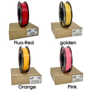 Peut inclure: Quatre bobines de filament PLA de 1,75 mm en rouge, orange, jaune et rose. Chaque bobine est &eacute;tiquet&eacute;e avec la couleur et emball&eacute;e dans une bo&icirc;te en carton marron.