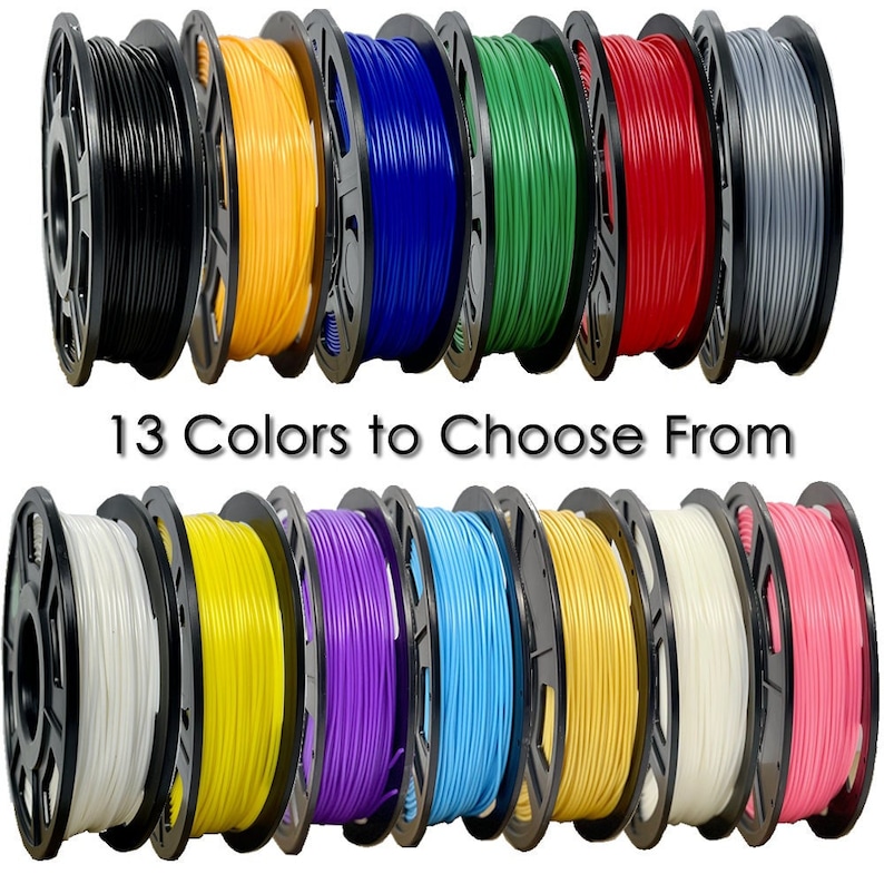 Peut inclure: Une collection de 13 bobines de filament pour l'impression 3D dans diff&eacute;rentes couleurs, notamment noir, jaune, bleu, vert, rouge, gris, blanc, violet, bleu clair, rose et plus encore. 13 couleurs au choix.