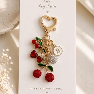 Llavero con dije de corazón de cereza, dije de cereza con diamantes de imitación para bolso, lindo dije para bolso, regalo para ella