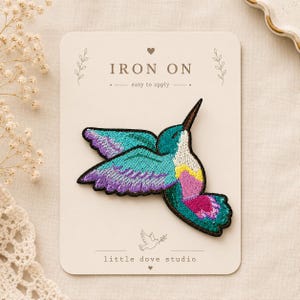 Écusson thermocollant Colibri | Écusson oiseau brodé | Applique Colibri colorée | Écusson pour veste, sac à dos ou chapeau | Cadeau pour amoureux de la nature