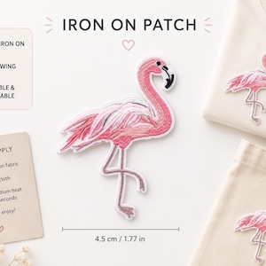 Peut inclure: Un écusson thermocollant brodé représentant un flamant rose avec des détails blancs et sombres. L'écusson mesure 4,5 cm de large. L'image inclut des instructions d'application, précisant qu'il est facile à poser, sans couture, durable et lavable.