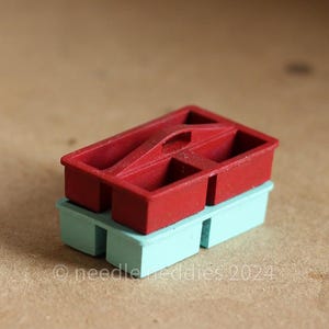 Miniature Grooming Tote - 1/12 & 1/9 scale - 3D Printed Prop for Breyer, Julip, Model Horses, Dollhouse Barns, Farms and Stables