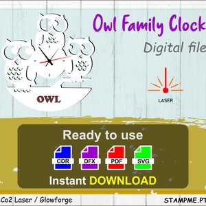 Pode incluir: Um design de relógio de família de coruja branco com três corujas e a palavra "OWL" em um círculo branco. O mostrador do relógio é branco com ponteiros pretos. O design está pronto para uso com arquivos CDR, DFX, PDF e SVG. O texto "Co2 Laser / Glowforge" e "STAMPME.PT" está na parte inferior da imagem.