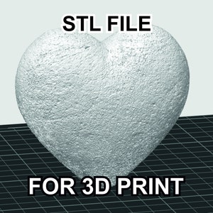 Può includere: Un file STL a forma di cuore stampato in 3D argento per la stampa 3D. Il testo STL FILE FOR 3D PRINT è visibile nell'immagine.