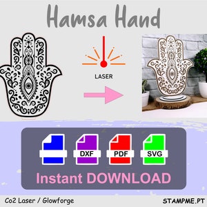 Pode incluir: Um design digital em preto e branco de uma mão de Hamsa, um símbolo de proteção e boa sorte. O design está pronto para ser cortado com uma cortadora a laser. A imagem também mostra um recorte de mão de Hamsa de madeira, uma cortadora a laser e uma seleção de formatos de arquivos digitais: DXF, PDF e SVG. O texto "Download instantâneo" também é visível. Co2 Laser / Glowforge e STAMPME.PT também estão incluídos na imagem.