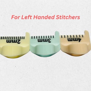 Może przedstawiać: Trzy różne kolorowe narzędzia do mierzenia ściegów, każde z innym pomiarem: 2 mm, 3 mm i 4 mm. Narzędzia są przeznaczone dla krawcowych leworęcznych. "Dla krawcowych leworęcznych" jest napisane nad narzędziami.