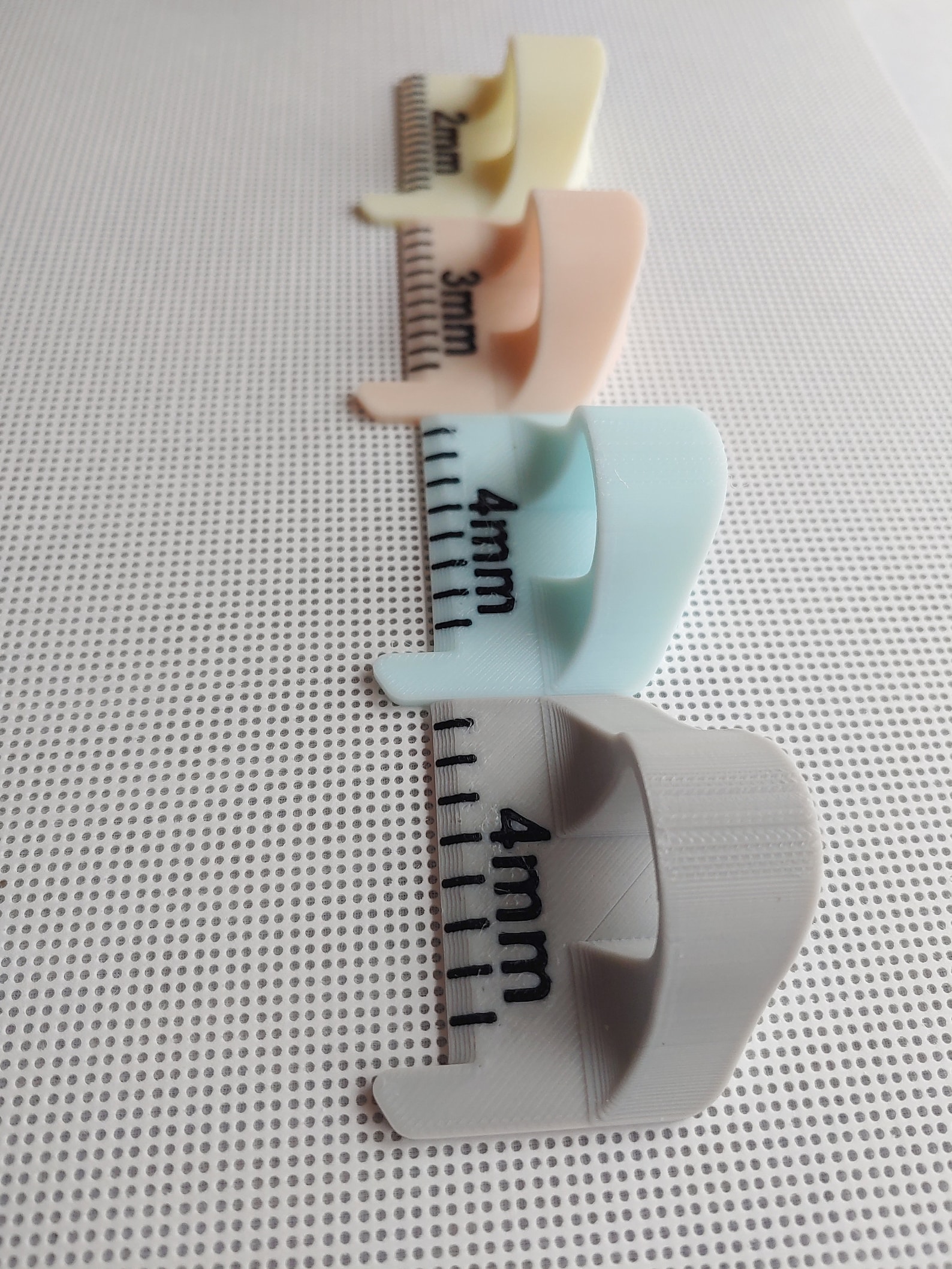 Right-handed Sewing Template: Finger Ruler for Equal Stitches (4mm, 3mm ...