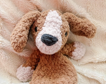 Peluche a forma di cagnolino all'uncinetto, fatto a mano