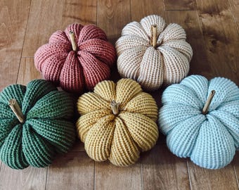 3er Set Strickkürbisse: Handgemachte Herbstdeko mit Zimtstange