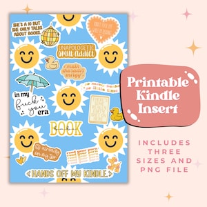 Puede incluir: Un inserto imprimible azul para Kindle con varias pegatinas. Las pegatinas incluyen caras sonrientes, un pato y frases como «Hands off my Kindle» y «Smut Addict». El inserto incluye tres tamaños y un archivo PNG.