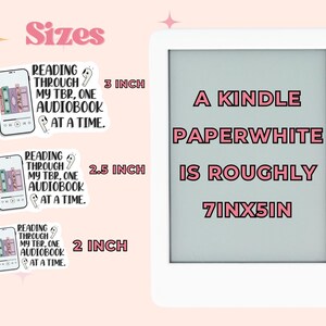 K&ouml;nnte beinhalten: Ein wei&szlig;er Kindle Paperwhite E-Reader mit einem rosa Bildschirm, auf dem der Text "A Kindle Paperwhite is roughly 7inx5in" angezeigt wird. Drei verschiedene Gr&ouml;&szlig;en von Aufklebern sind mit einem Design eines Telefons mit einem Buch auf dem Bildschirm und einem Ohrh&ouml;rer abgebildet. Der Text auf den Aufklebern lautet "Reading through my TBR, one audiobook at a time." Die Aufklebergr&ouml;&szlig;en sind 3 Zoll, 2,5 Zoll und 2 Zoll.
