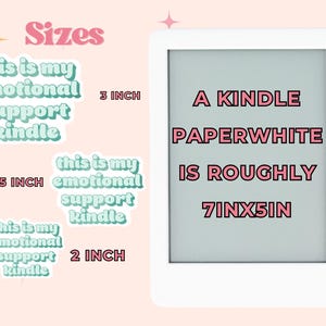 K&ouml;nnte beinhalten: Ein wei&szlig;er Kindle Paperwhite E-Reader mit rosa Text, der "A Kindle Paperwhite is roughly 7inx5in" lautet. Das Bild zeigt auch drei verschiedene Gr&ouml;&szlig;en von Aufklebern mit dem Text "This is my emotional support kindle" in rosa und gr&uuml;ner Schrift.