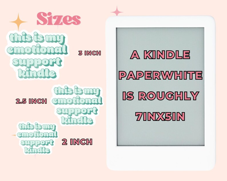 K&ouml;nnte beinhalten: Ein wei&szlig;er Kindle Paperwhite E-Reader mit rosa Text, der "A Kindle Paperwhite is roughly 7inx5in" lautet. Das Bild zeigt auch drei verschiedene Gr&ouml;&szlig;en von Aufklebern mit dem Text "This is my emotional support kindle" in rosa und gr&uuml;ner Schrift.