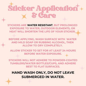 K&ouml;nnte beinhalten: Rosa-wei&szlig;es Grafik mit dem Text "Sticker Application & Care". Anweisungen zum Anbringen und Pflegen von Aufklebern, einschlie&szlig;lich Informationen &uuml;ber Wasserbest&auml;ndigkeit, Trocknungszeit und zu vermeidende Oberfl&auml;chen.