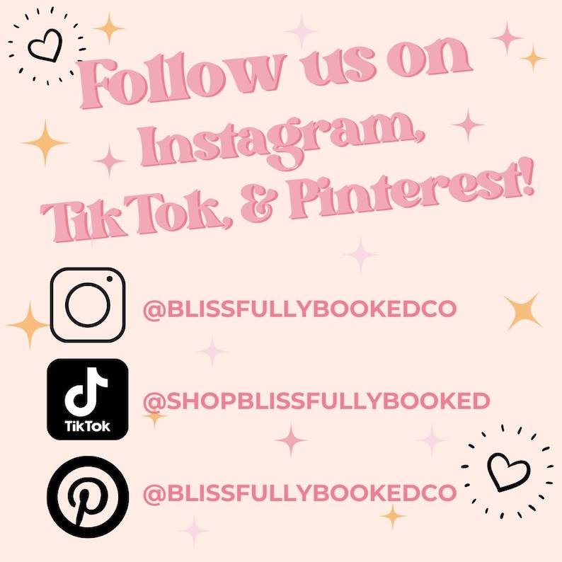 K&ouml;nnte beinhalten: Rosa Grafik mit dem Text "Folge uns auf Instagram, Tik Tok & Pinterest!" und Social-Media-Icons f&uuml;r Instagram, Tik Tok und Pinterest mit ihren jeweiligen Benutzernamen: @BLISSFULLYBOOKEDCO, @SHOPBLISSFULLYBOOKED und @BLISSFULLYBOOKEDCO.