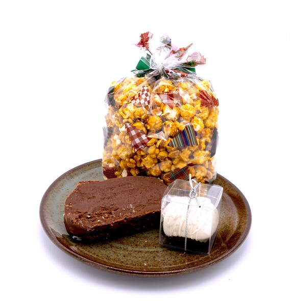 BANDANA BIB - HOLIDAY JOLLY FOOD BANDANA BIB - HOLIDAY JOLLY FOOD