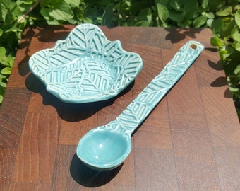 Decorative ceramic spoon and plate with leaf pattern - great for tea, powders, spices and more