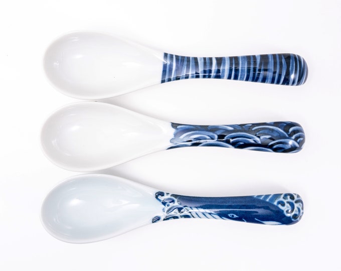 Japanese Mino Ware Porcelain Soup Spoon – Hand Painted Blue & White Ceramic Ramen Spoon – Unique Gift for Food Lovers