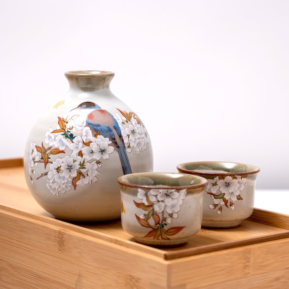 中国　宣嘉年製款　青花　花文鉢　桐箱付　V　R5891 Kutani Yaki Handpainted Five Flowers Kutani Ochoko Sake Cup
