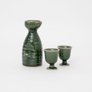 Handmade Mino Ware Matcha Green Crackle Sake Bottle/Sake Tokkuri and Sake Cups Made in Japan