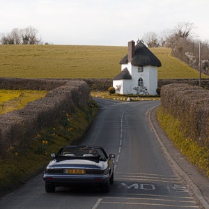 Jaguar XJS bij Stanton Drew Round House