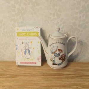 PETER RABBIT Baby Cards & PETTICOATS Kaffeekanne Durchdacht schrulliges Perfektes phantasievolles Geschenk zur Taufe, Baby Geburtstag, Baby Shower Party